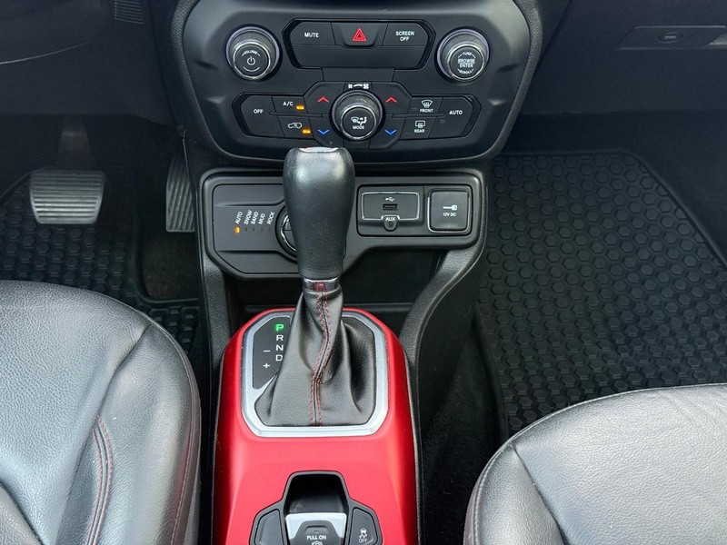 Jeep Renegade Vehicle Full-screen Gallery Image 12