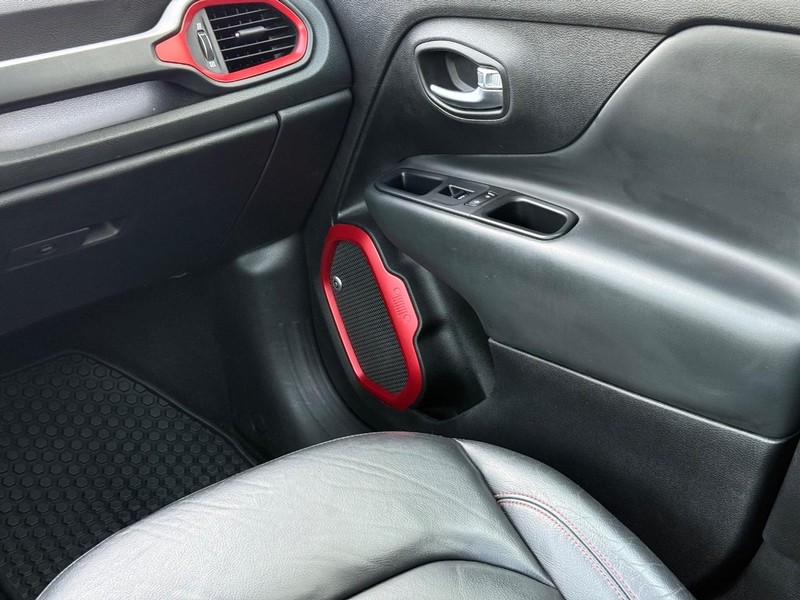 Jeep Renegade Vehicle Full-screen Gallery Image 14