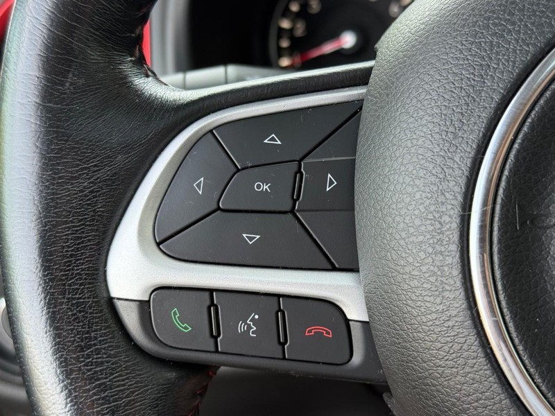 Jeep Renegade Vehicle Full-screen Gallery Image 15