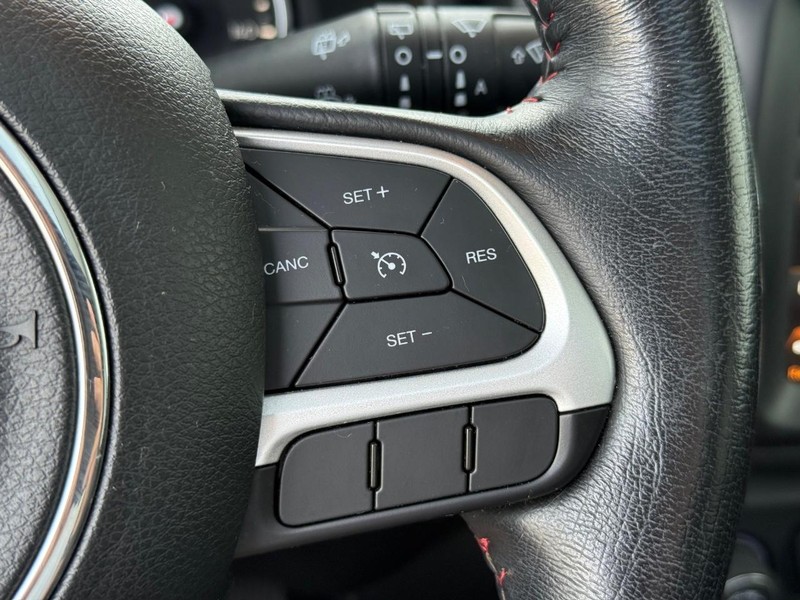 Jeep Renegade Vehicle Full-screen Gallery Image 16