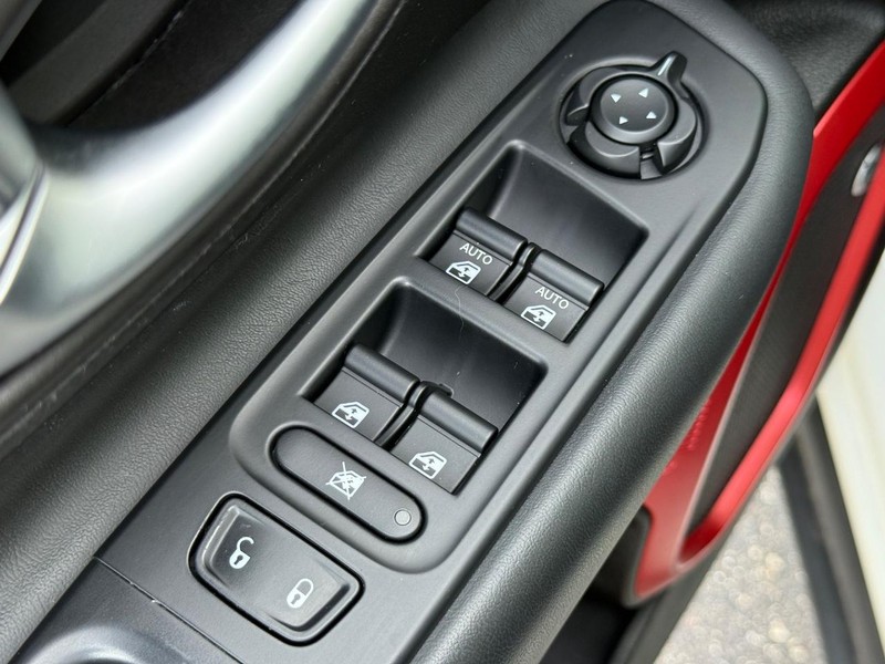 Jeep Renegade Vehicle Full-screen Gallery Image 20