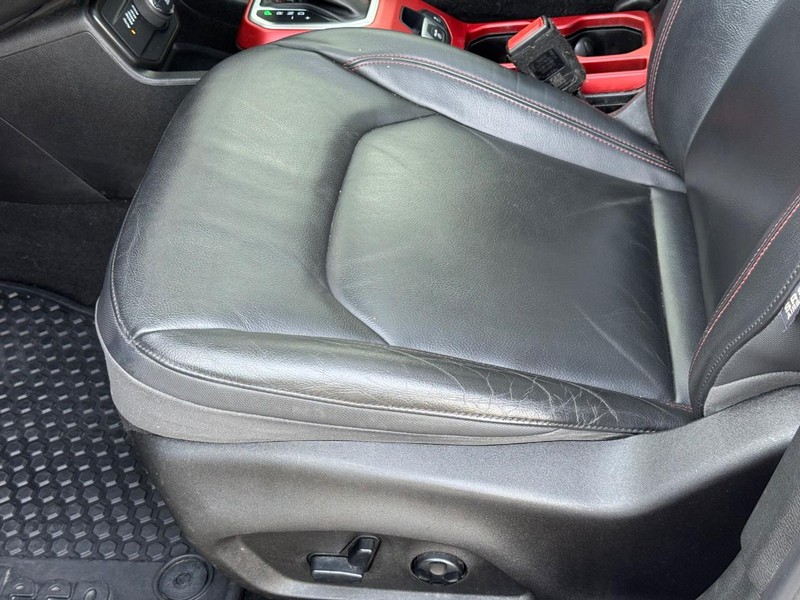 Jeep Renegade Vehicle Full-screen Gallery Image 21