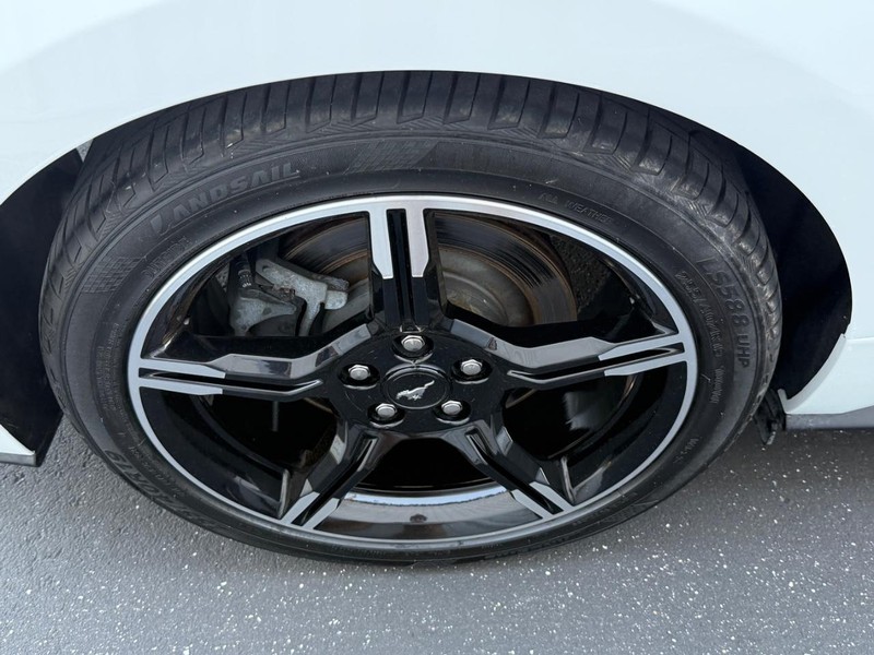 Ford Mustang Vehicle Full-screen Gallery Image 6