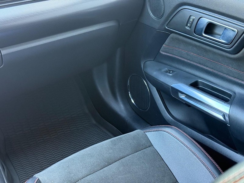 Ford Mustang Vehicle Full-screen Gallery Image 12