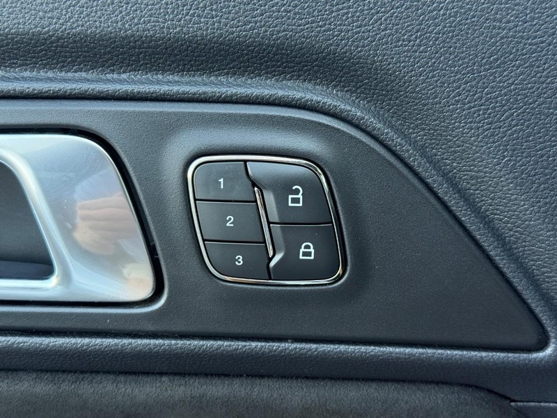 Ford Mustang Vehicle Full-screen Gallery Image 13