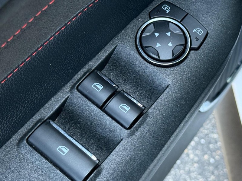 Ford Mustang Vehicle Full-screen Gallery Image 20