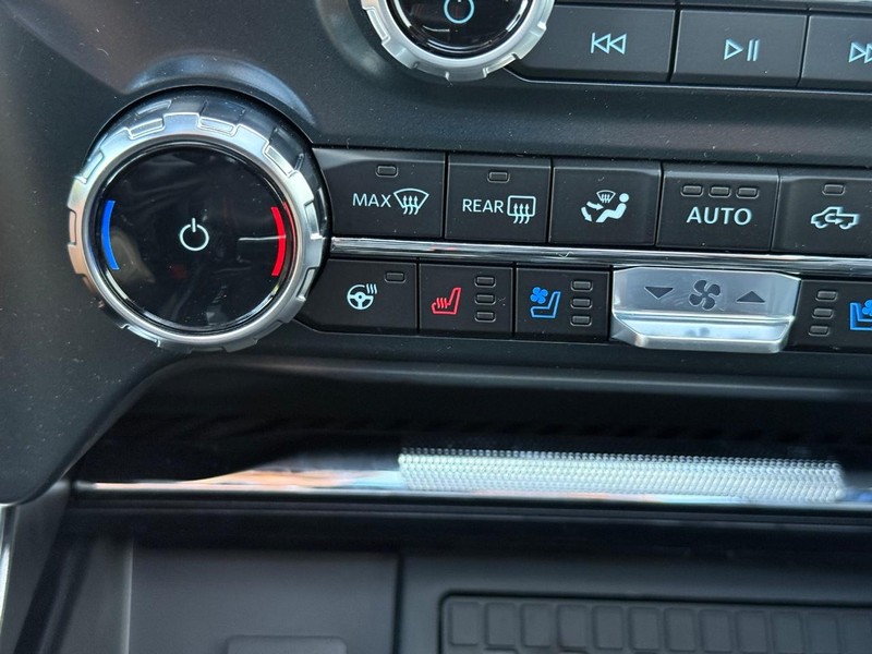 Ford F-150 Vehicle Full-screen Gallery Image 14