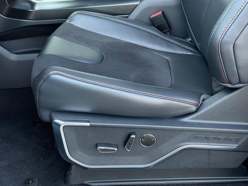 Ford F-150 Vehicle Full-screen Gallery Image 16