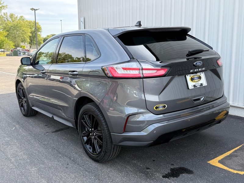 Ford Edge Vehicle Full-screen Gallery Image 3