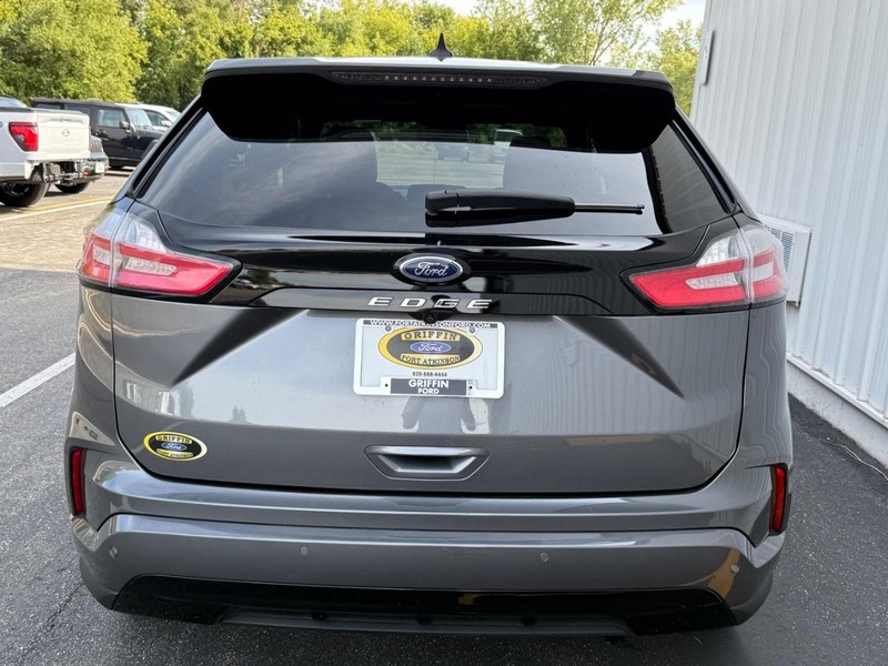 Ford Edge Vehicle Full-screen Gallery Image 4