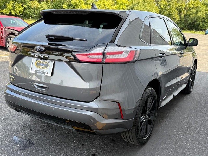 Ford Edge Vehicle Full-screen Gallery Image 6