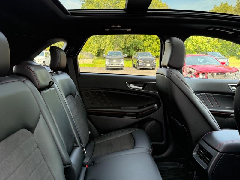 Ford Edge Vehicle Full-screen Gallery Image 8