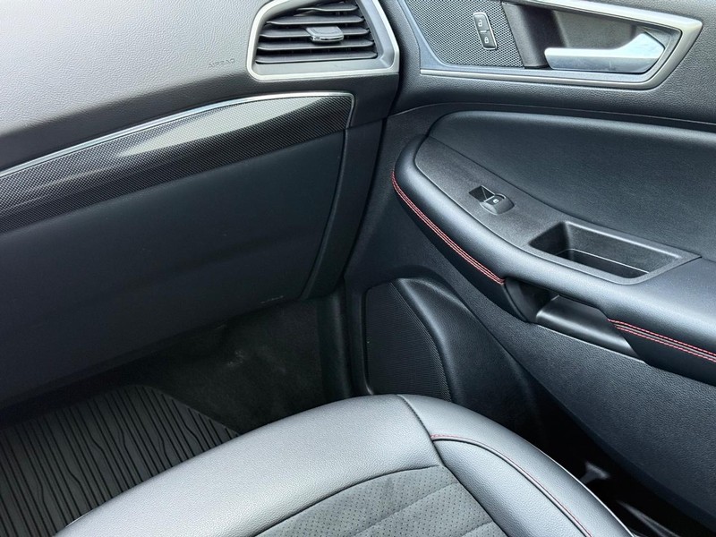 Ford Edge Vehicle Full-screen Gallery Image 13