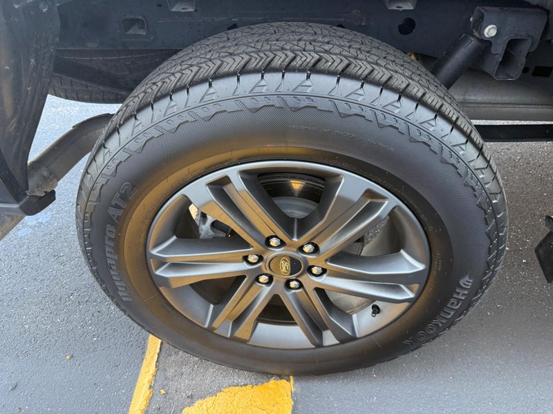 Ford F-150 Vehicle Full-screen Gallery Image 6