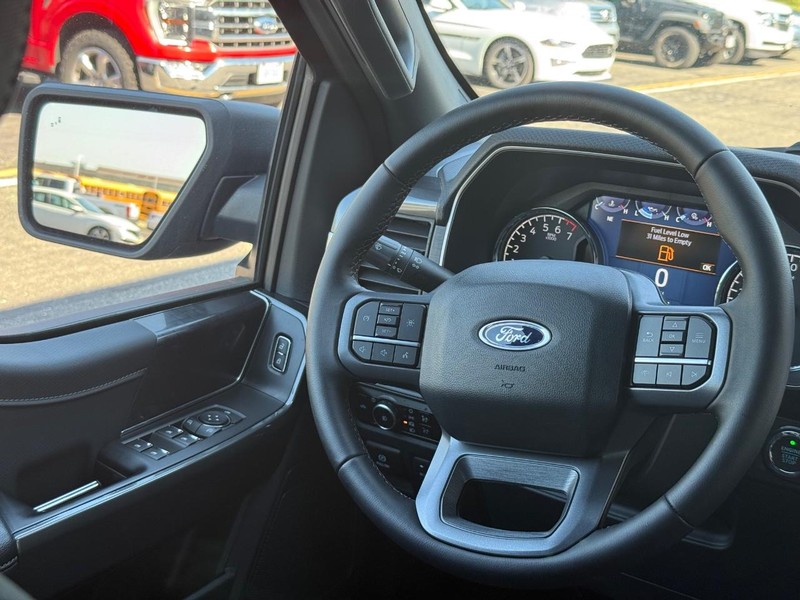 Ford F-150 Vehicle Full-screen Gallery Image 12