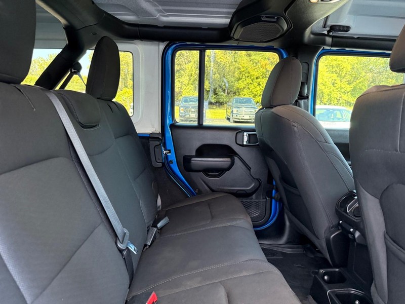 Jeep Wrangler Vehicle Full-screen Gallery Image 10