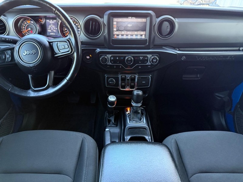 Jeep Wrangler Vehicle Full-screen Gallery Image 11