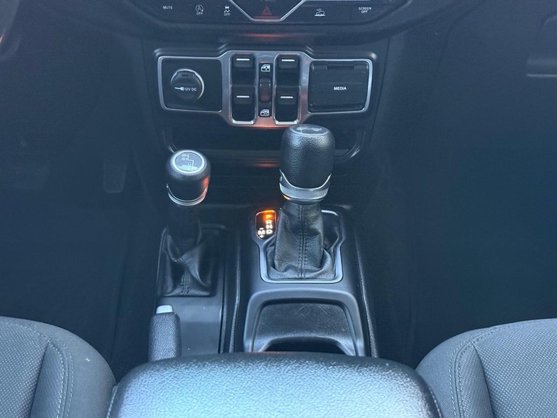 Jeep Wrangler Vehicle Full-screen Gallery Image 13