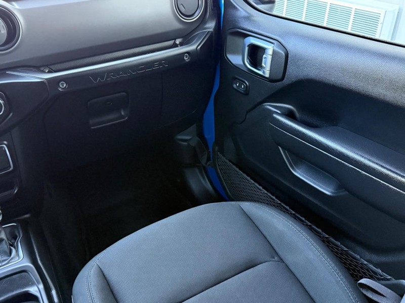 Jeep Wrangler Vehicle Full-screen Gallery Image 15