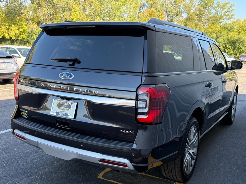 Ford Expedition Max Vehicle Full-screen Gallery Image 6