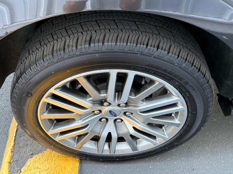 Ford Expedition Max Vehicle Full-screen Gallery Image 7