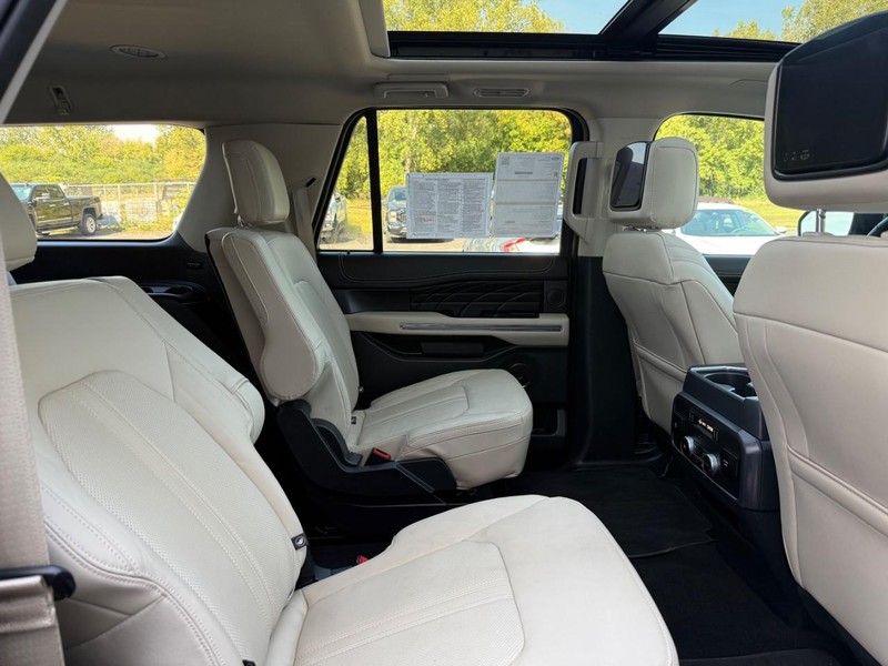 Ford Expedition Max Vehicle Full-screen Gallery Image 9
