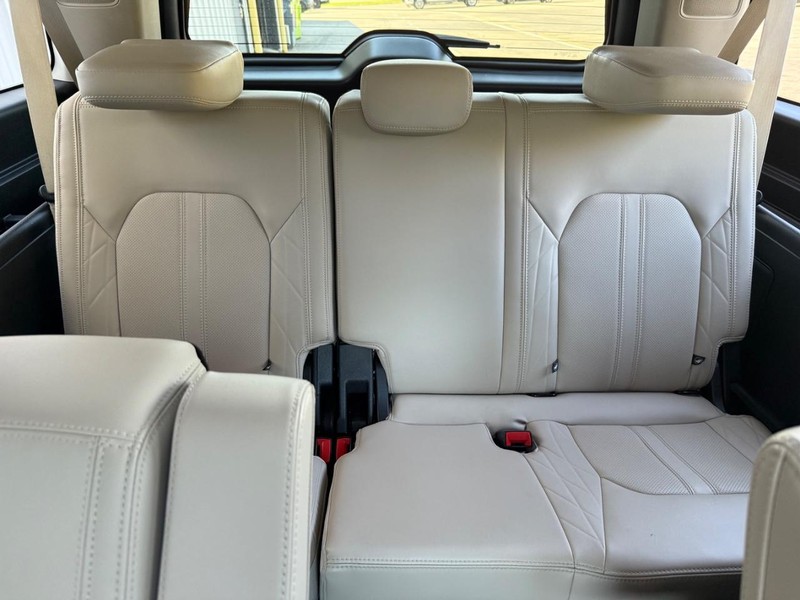 Ford Expedition Max Vehicle Full-screen Gallery Image 10
