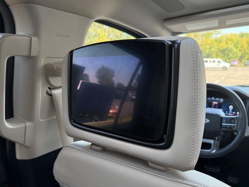 Ford Expedition Max Vehicle Full-screen Gallery Image 11