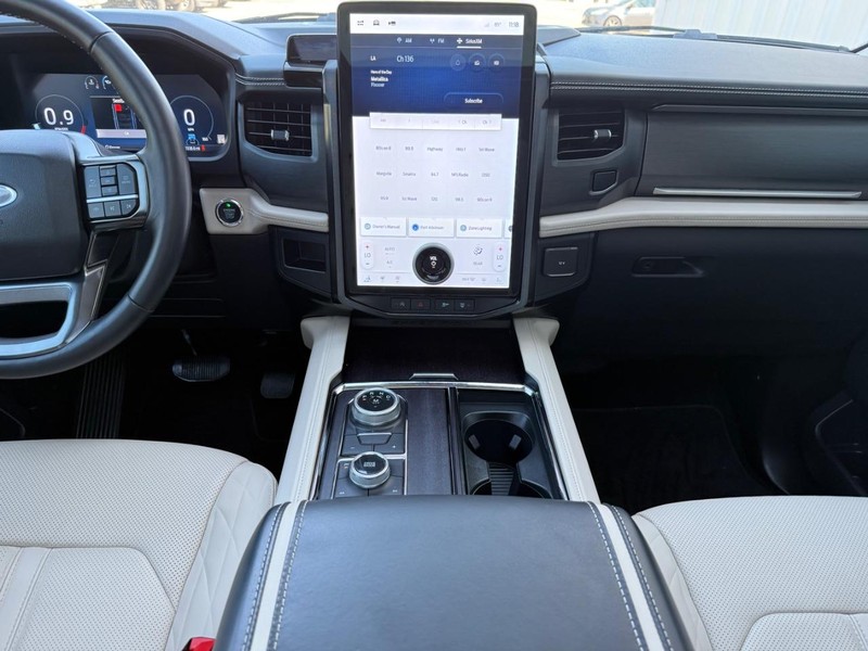 Ford Expedition Max Vehicle Full-screen Gallery Image 12