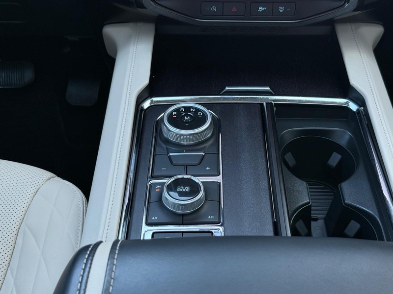 Ford Expedition Max Vehicle Full-screen Gallery Image 14