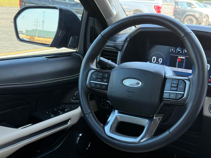 Ford Expedition Max Vehicle Full-screen Gallery Image 15