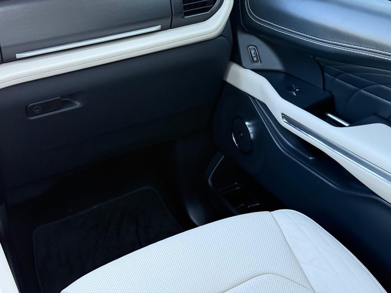 Ford Expedition Max Vehicle Full-screen Gallery Image 16