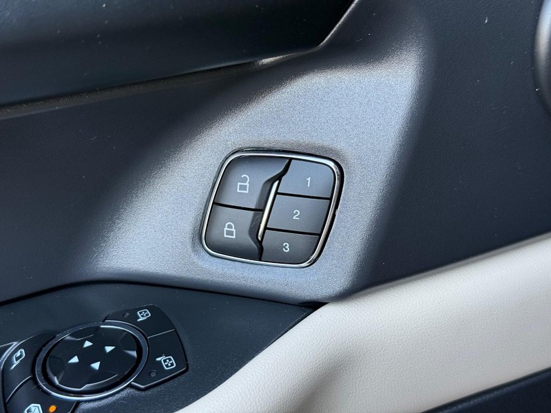 Ford Expedition Max Vehicle Full-screen Gallery Image 17