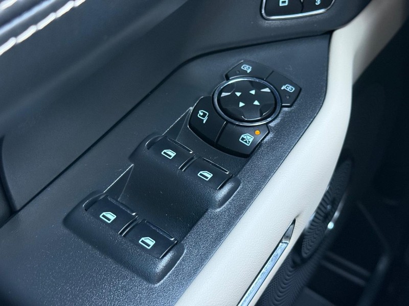 Ford Expedition Max Vehicle Full-screen Gallery Image 22