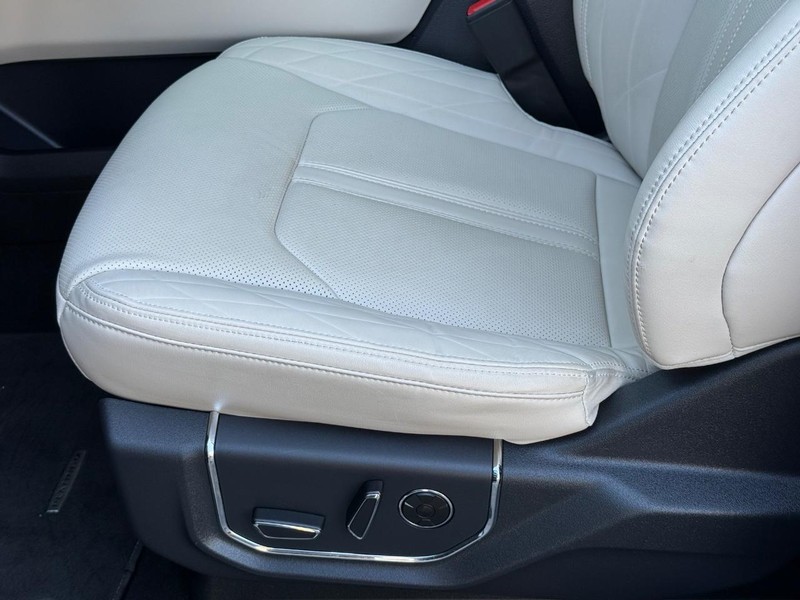 Ford Expedition Max Vehicle Full-screen Gallery Image 23