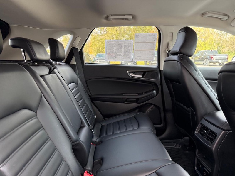 Ford Edge Vehicle Full-screen Gallery Image 9