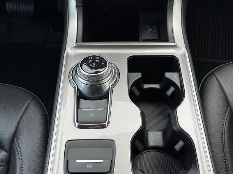 Ford Edge Vehicle Full-screen Gallery Image 12