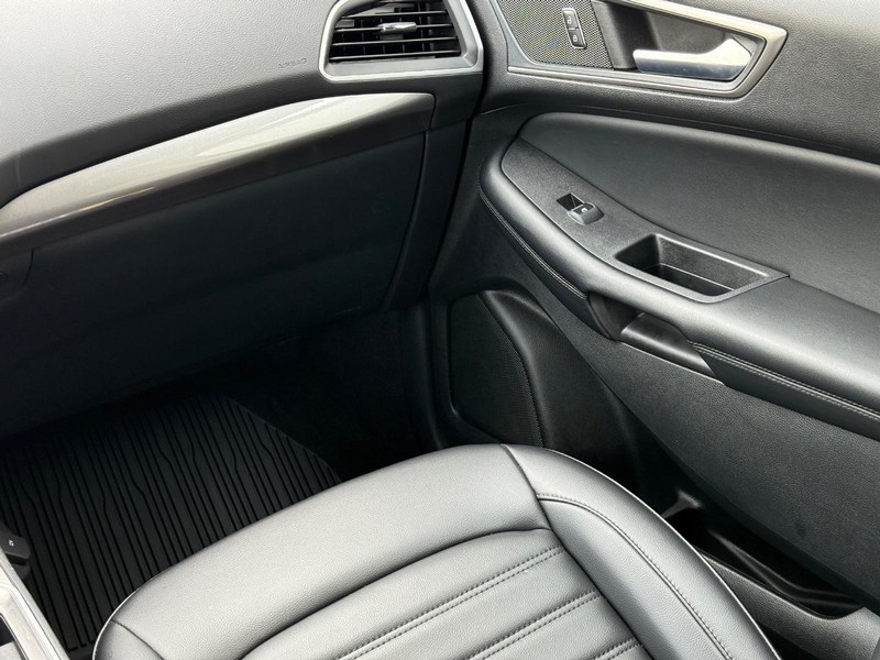 Ford Edge Vehicle Full-screen Gallery Image 14