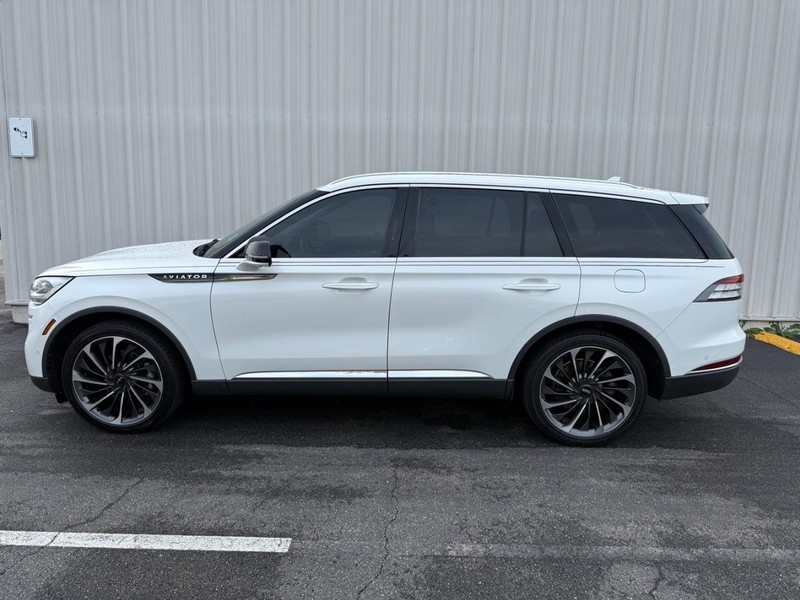 Lincoln Aviator Vehicle Full-screen Gallery Image 2