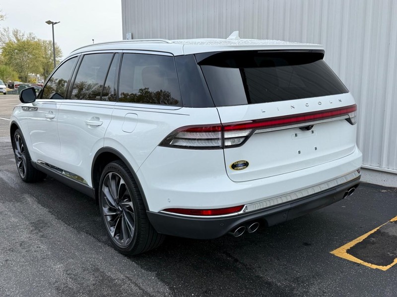 Lincoln Aviator Vehicle Full-screen Gallery Image 3