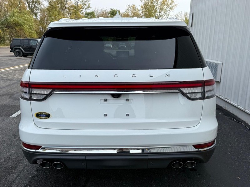 Lincoln Aviator Vehicle Full-screen Gallery Image 4