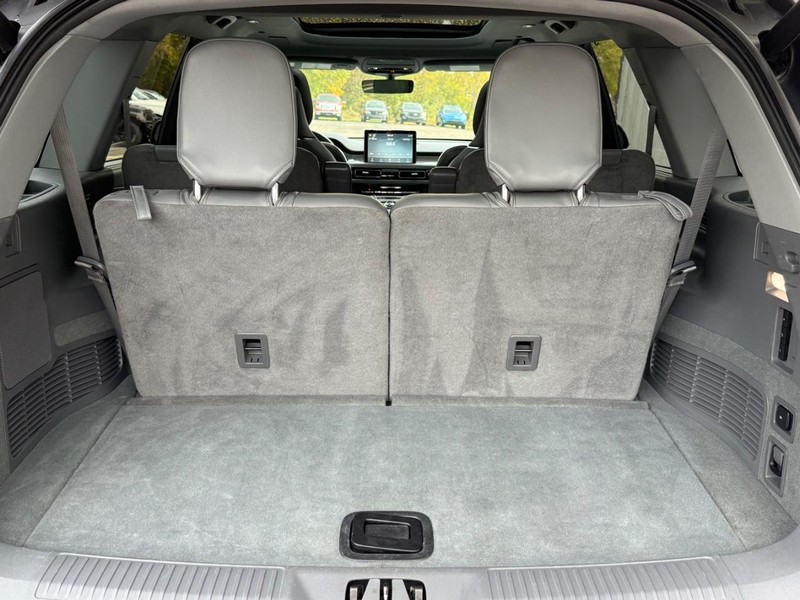 Lincoln Aviator Vehicle Full-screen Gallery Image 5