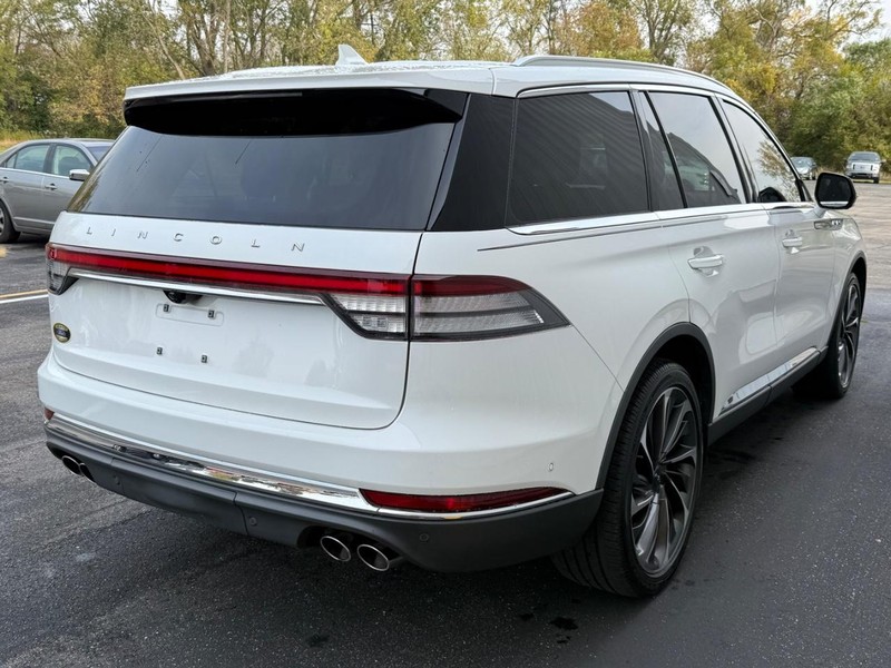 Lincoln Aviator Vehicle Full-screen Gallery Image 6
