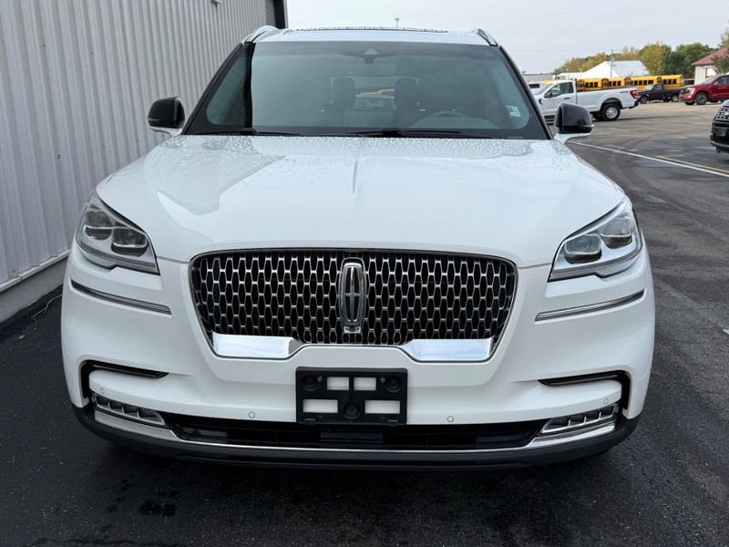 Lincoln Aviator Vehicle Full-screen Gallery Image 8