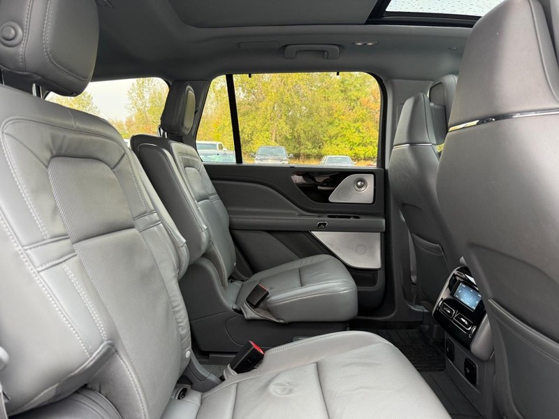 Lincoln Aviator Vehicle Full-screen Gallery Image 9