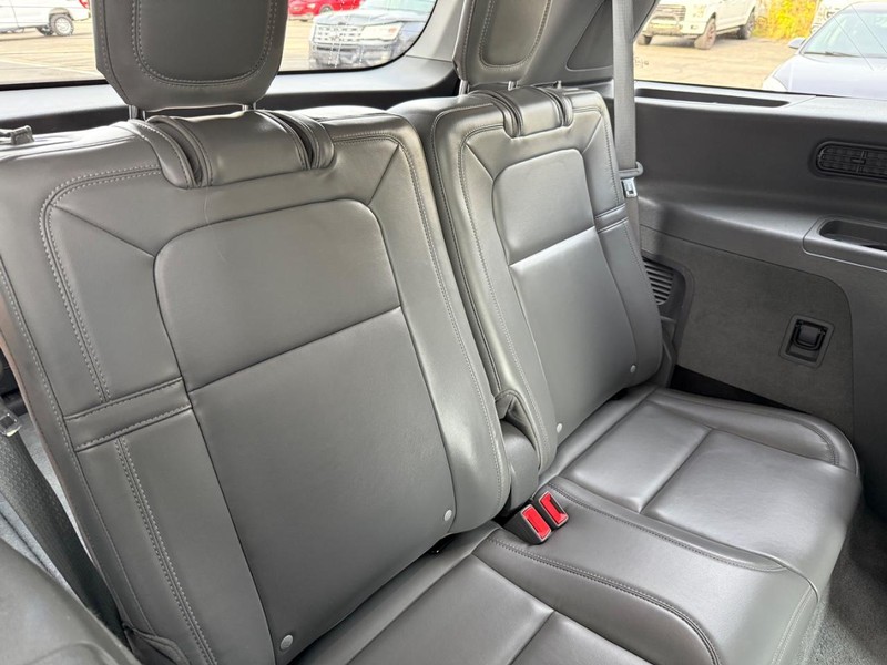 Lincoln Aviator Vehicle Full-screen Gallery Image 10