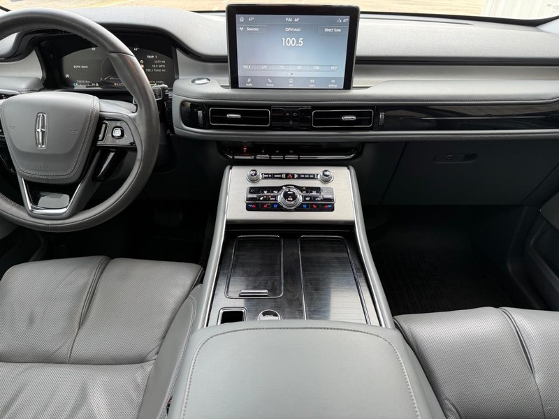 Lincoln Aviator Vehicle Full-screen Gallery Image 11