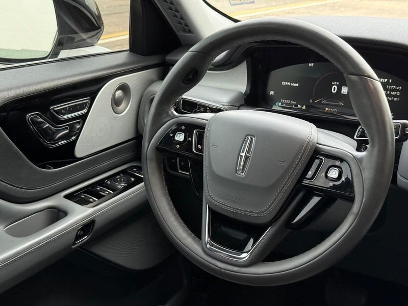 Lincoln Aviator Vehicle Full-screen Gallery Image 13