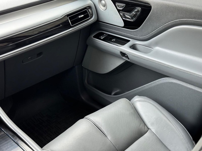 Lincoln Aviator Vehicle Full-screen Gallery Image 14