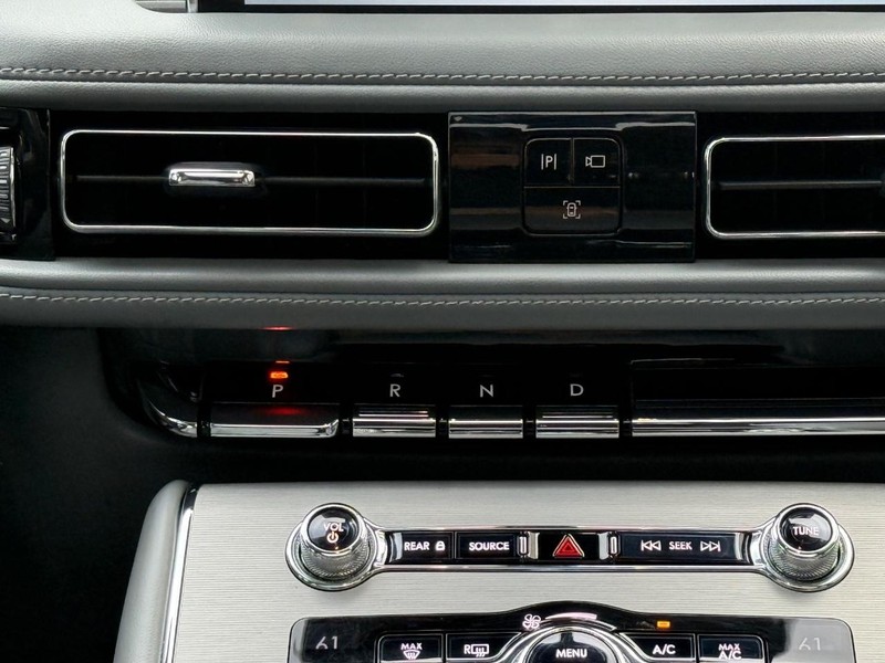 Lincoln Aviator Vehicle Full-screen Gallery Image 15